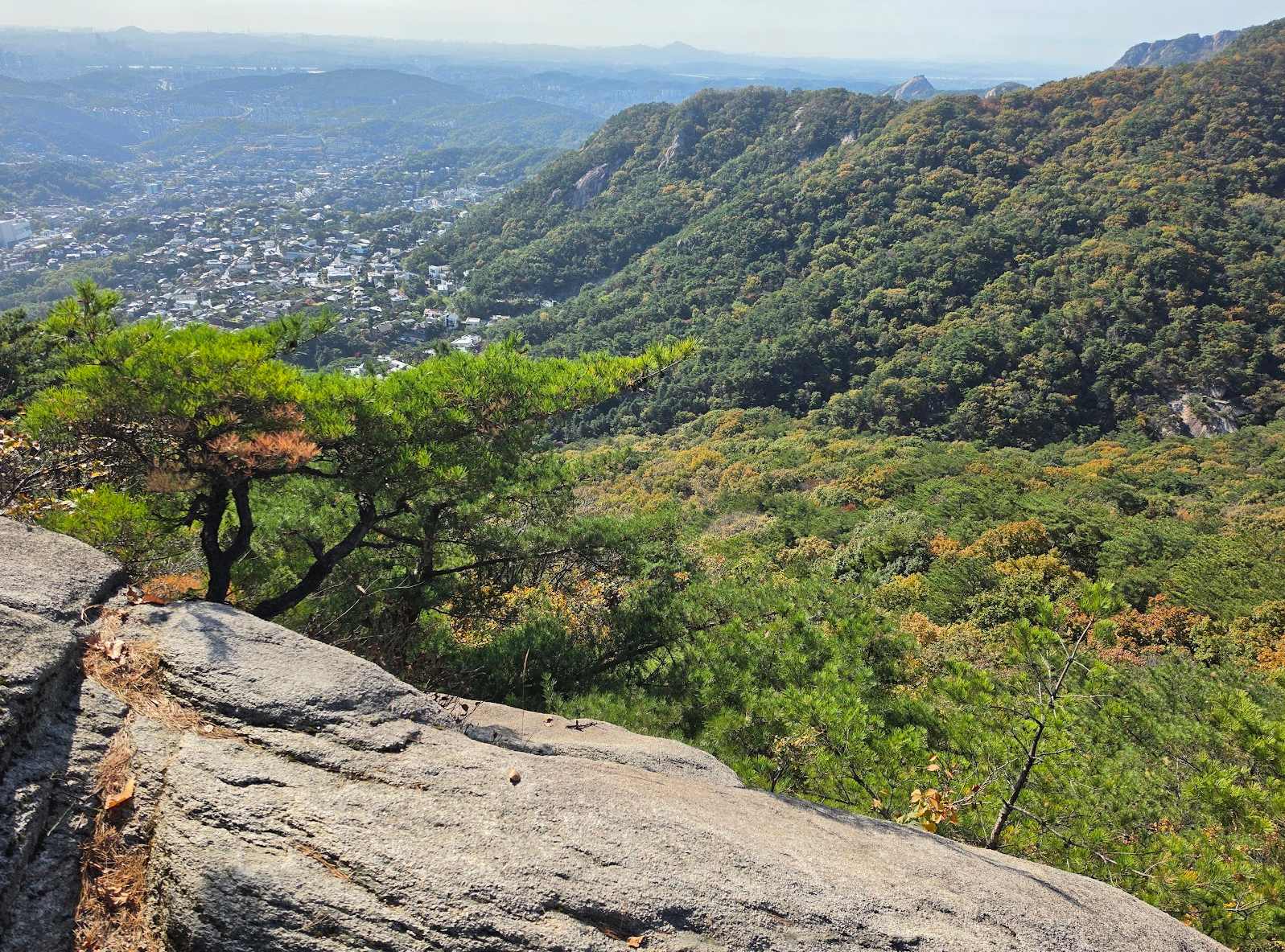 Pemandangan dari punggung Hyeongjebong Bukhansan ke arah atap-atap Pyeongchang-dong