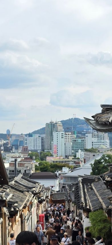 Jalan sempit Bukchon yang penuh pengunjung