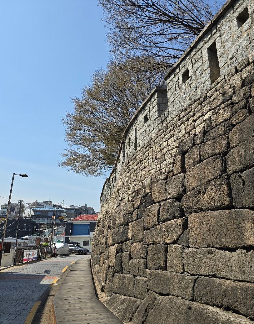 Tembok batu Kota Seoul di samping gang tenang Jangchung-dong